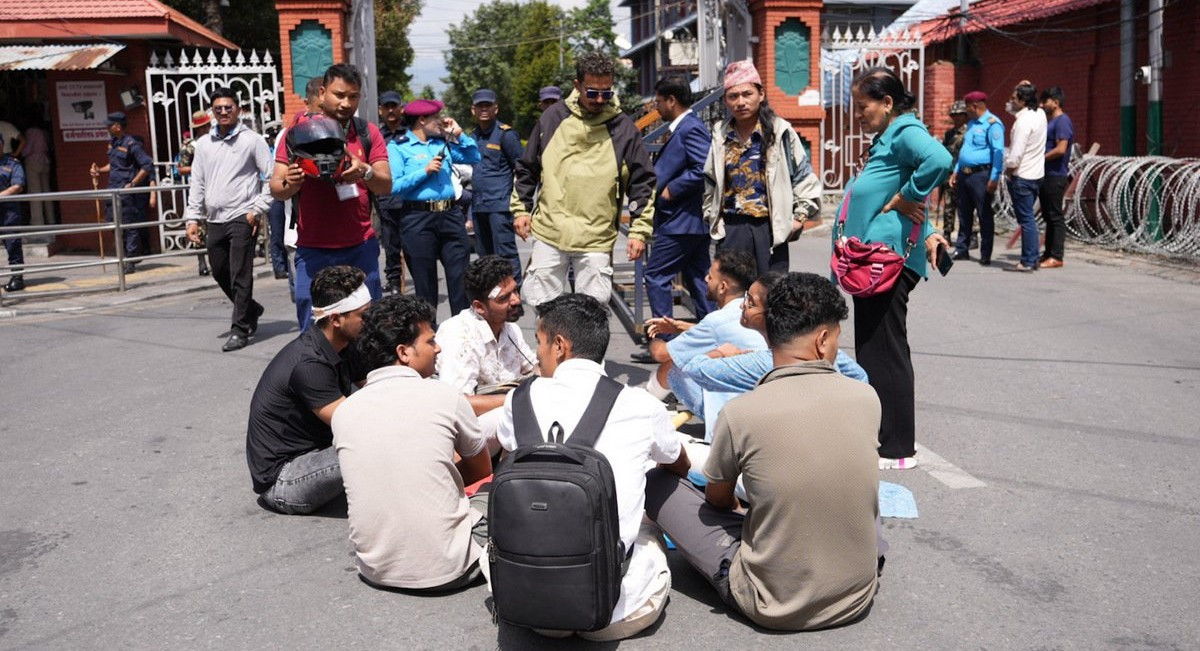 सिंहदरबार गेटमा जेनजी आन्दोलनका घाइतेहरूको धर्ना (तस्बिरसहित)