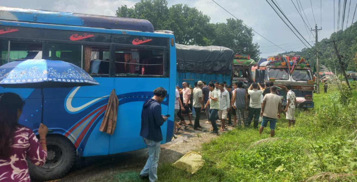 ट्याङ्कर, ट्रक र बस  एक-आपसमा ठोक्किँदा ३१ जना घाइते