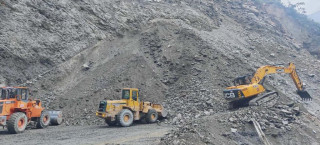 ५ सडक पूर्णरुपमा अवरुद्ध,  कुन-कुन सडक हुदैँछ एकतर्फी सञ्चालन ?