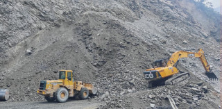 तुइनखोलाको पहिरो ६० प्रतिशत हटाइयो, आज रातिसम्म आवागमन खुल्ने आँकलन