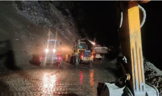 तुइनखोलाको पहिरो पूर्ण रूपमा हटाएपछि दुईतर्फी खुल्यो मुग्लिन–नारायणगढ सडक