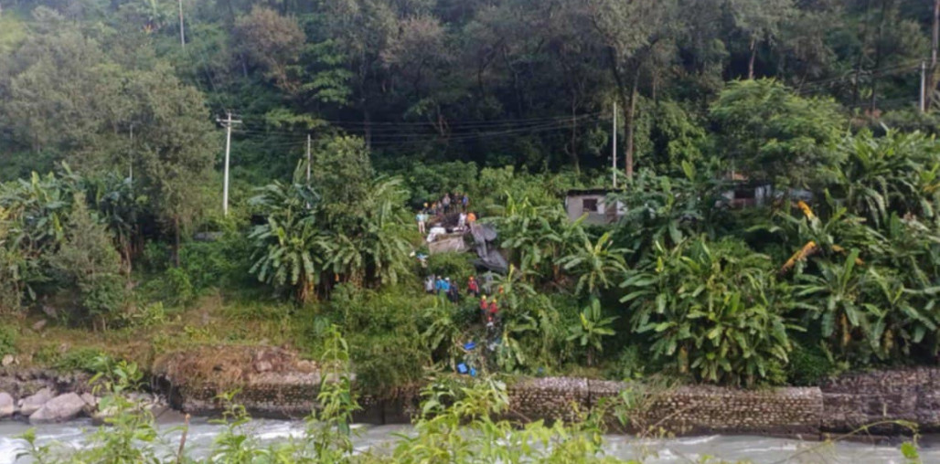 बिहानै सिन्धुपाल्चोकमा दूध बोकेको भ्यान सुनकोसीमा खसेर बेपत्ता