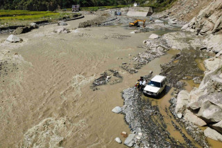 अवरुद्ध बीपी राजमार्गमा दुईतर्फी यातायात सञ्चालन