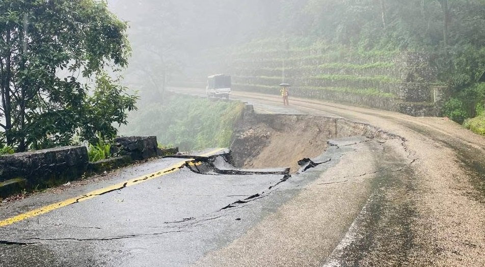 धनकुटा सडक भासियो, साना सवारी साधन मात्रै आवतजावत