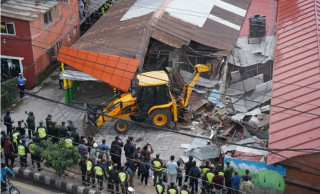 थापाथलीको ट्राफिक बिटको टहरा भत्काउन पुग्यो महानगरको डोजर (तस्बिरहरू)