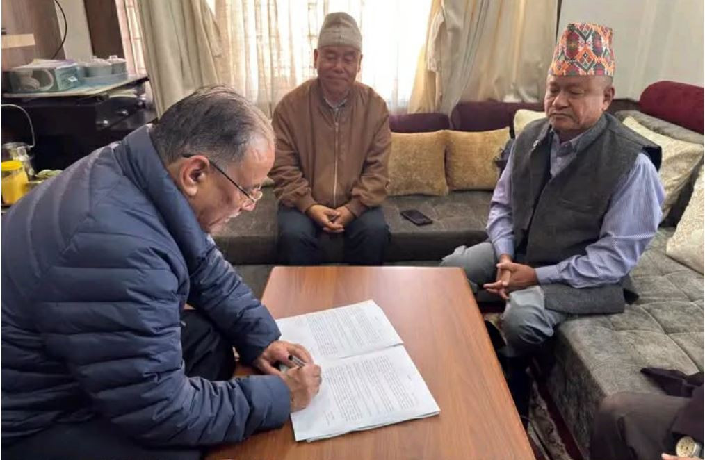 प्रचण्डले फेरि छोडे माओवाद, समाजवादी मोर्चा माओवादी केन्द्रमा समाहित