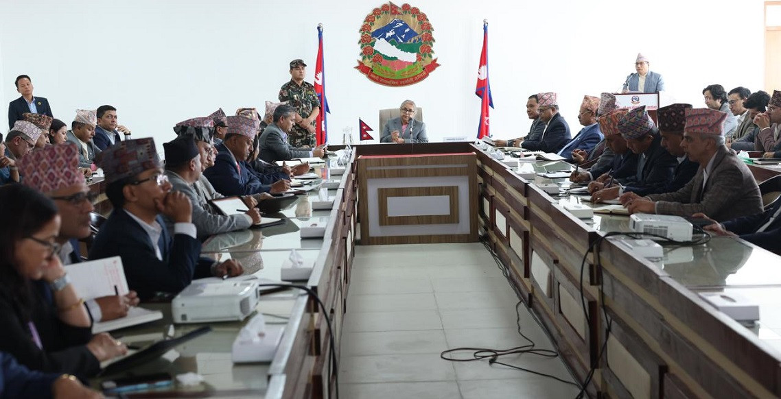 प्रधानमन्त्रीसँग सबै मन्त्री र सचिवहरूको छलफल जारी