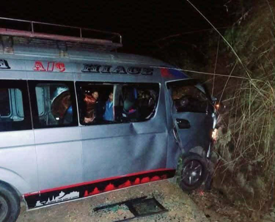 गोरखामा माइक्रोबस दुर्घटनाः चालकसहित १७ जना घाइते