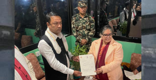 प्रदेश प्रमुखले बाटोमै बनाइन् सरोज यादवलाई मधेशको मुख्यमन्त्री, खुवाइन् होटलमै शपथ