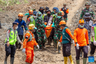 आवासीय क्षेत्रमा पहिरो जाँदा १० जनाको मृत्यु, १८ बेपत्ता