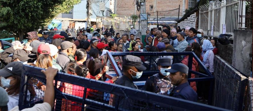 बचत रकम फिर्ताको माग गर्दै धर्नामा सहकारी पीडित