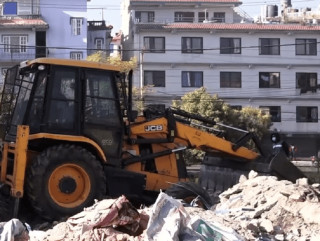 देवीनगरको अनधिकृत संरचनामा महानगरले चलायो डोजर