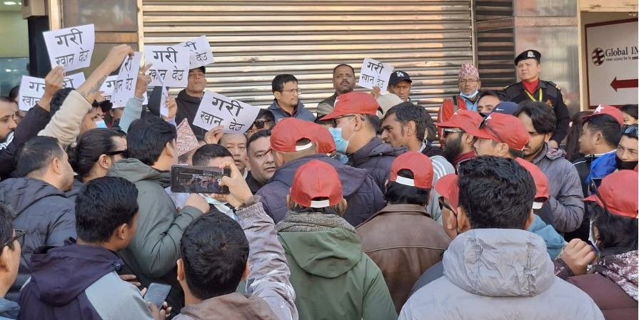 प्रचण्ड–माधवले सम्बोधन गर्ने पोखराको सभास्थलमा व्यापारीको विरोध