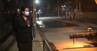 बालाजु बाइपास सडकः रातको समयमा धमाधम पिच, वडाध्यक्ष श्रेष्ठ आफैँ फिल्डमा