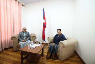 प्रधानमन्त्री कार्की र पूर्वराष्ट्रपति भण्डारीबीच सिंहदरबारमा भेटवार्ता