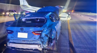 गाडी गुडिरहेको सडकमा विमानको आपतकालीन अवतरण, कार चालक घाइते