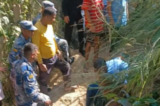 दुम्सीको प्वालमा अड्किएका पुरुषको सकुशल उद्धार