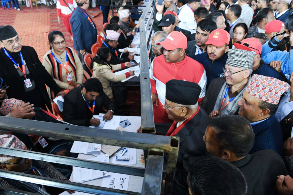 ओलीको प्रस्तावकमा बादल, समर्थकमा पौडेल