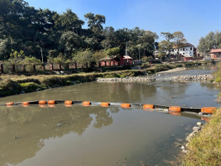 बागमती नदीमा तैरिने फोहोर संकलन गर्न ट्रास बेरियर राखियो