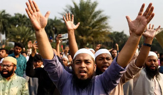 बंगलादेशमा हादीको अन्त्येष्टि, हत्यारा समात्न २४ घण्टाको ‘अल्टिमेटम’