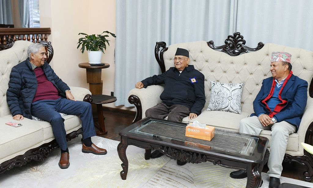 देउवालाई भेट्न महाराजगञ्ज पुगे ओली