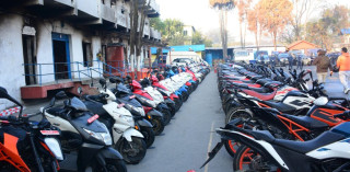 चोरी भएका सवारी फिर्ता पाएपछि केक काटेर खुसी साटासाट