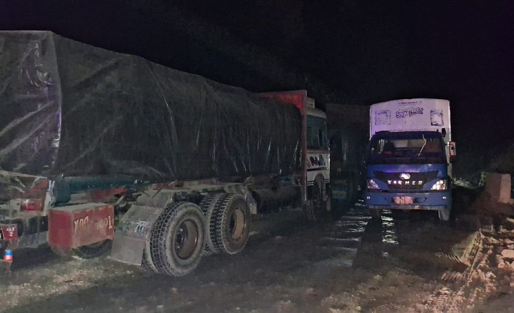 शीतलहरका कारण सडक चिप्लो हुदाँ दाउन्नेमा १५ घण्टादेखि यातायात अवरुद्ध