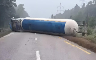 रौतहटमा ग्यास बुलेट दुर्घटना हुँदा पूर्वपश्चिम राजमार्ग अवरुद्ध, ग्यास लिक भइरहेकाले  झिकाइयो दमकल