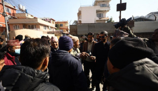 पार्टी कार्यालयमा प्रवेश नपाएपछि कांग्रेस कार्यकर्ता आक्रोशित