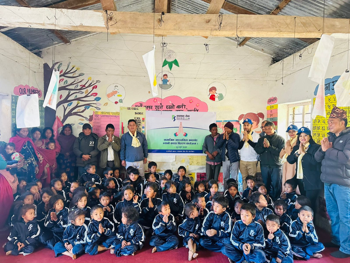 कामना सेवा विकास बैंकद्वारा आधारभूत विद्यालयलाई न्यानो कपडा वितरण