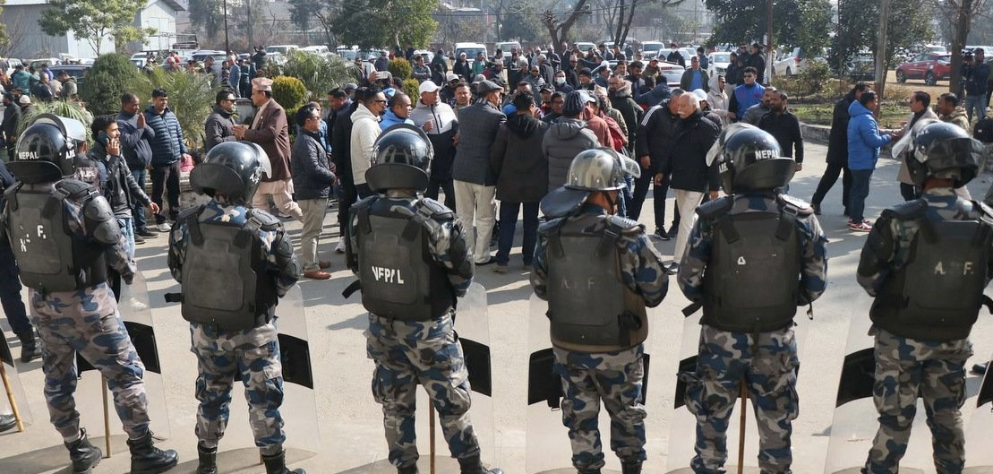 निर्वाचन आयोगमा सुरक्षा व्यवस्था कडा, कांग्रेस नेता कार्यकर्ताको भीड बढ्दो