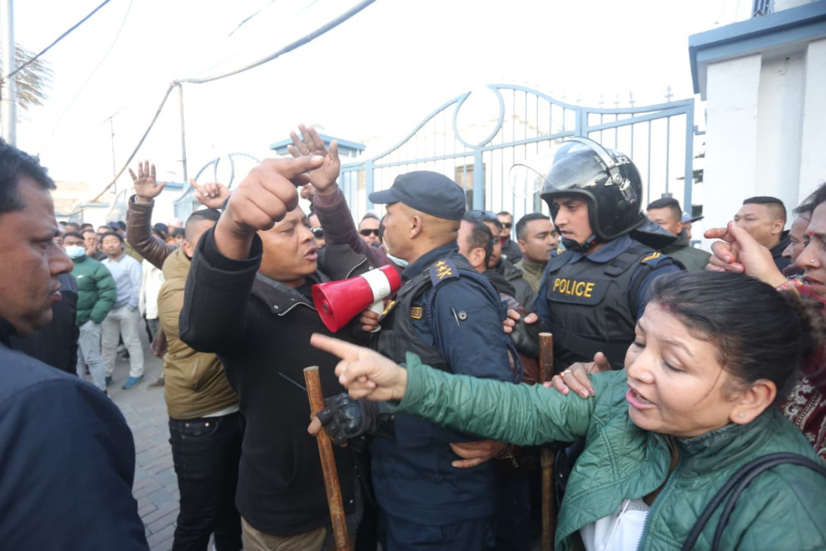 नेपाली काँग्रेसको आधिकारिकता विवाद उत्कर्षमाः दुवै पक्ष निर्वाचन आयोग परिसरमा प्रदर्शन