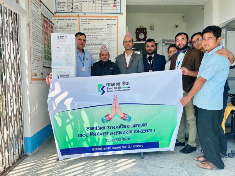कामना सेवा विकास बैकद्धारा आधारभूत स्वास्थ्य केन्द्रलाई वाटर डिस्पेन्सर हस्तान्तरण