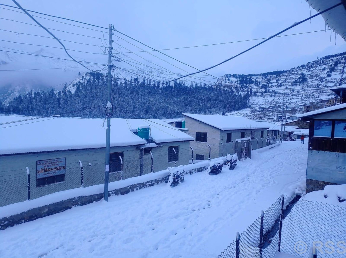 सुदूरपश्चिममा हिमपात : राजमार्ग र विद्युत् सेवा अवरुद्ध