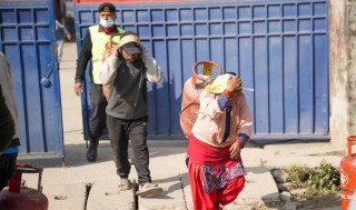 सुर्खेतमा दुई दिन कुरेर सिलिण्डर भर्छन् उपभोक्ता