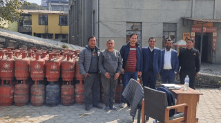 बजारमा ग्यास नपाएको गुनासोपछि निगमले टेकु परिसरबाट थाल्यो बिक्री