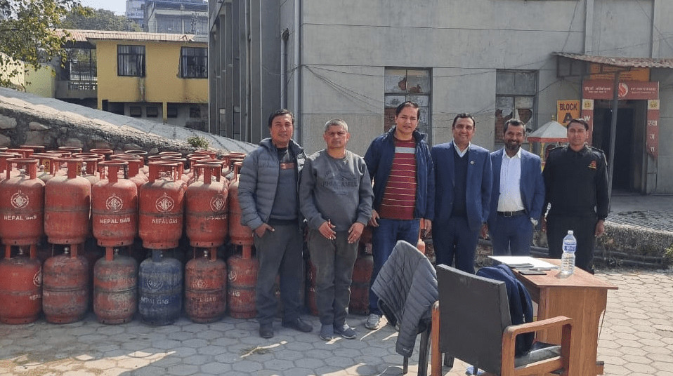 बजारमा ग्यास नपाएको गुनासोपछि निगमले टेकु परिसरबाट थाल्यो बिक्री