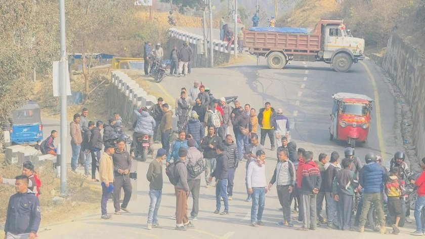 रामेछाप बस दुर्घटना : सहमतिपछि मृतकका आफन्त शव बुझ्न तयार, बेपत्ताको खोजी जारी