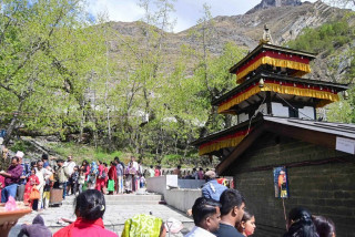 मुक्तिनाथ मन्दिरमा दर्शनार्थीको घुइँचो बढ्न थाल्यो