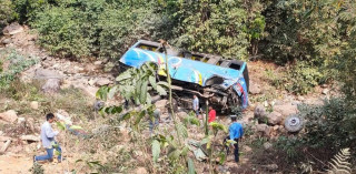 उदयपुरमा बस दुर्घटना,  १५ जना घाइते