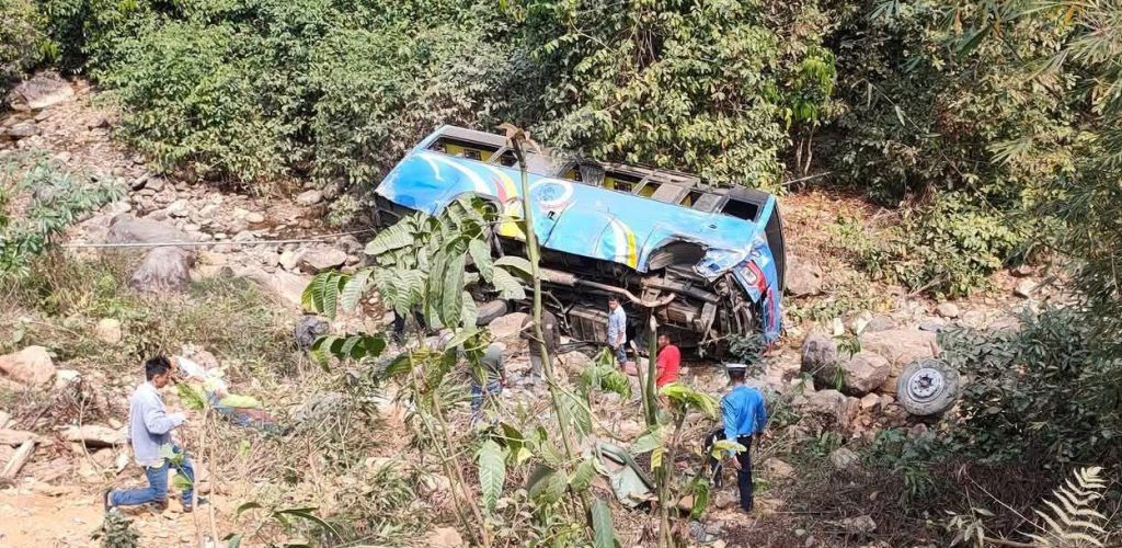 उदयपुरमा बस दुर्घटना,  १५ जना घाइते