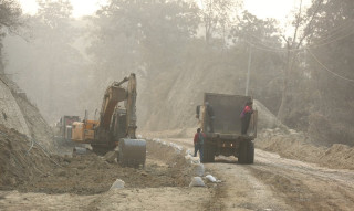 दाङका तीन वटा निर्वाचन क्षेत्र जोड्ने सडक पाँचवर्षदेखि अलपत्र