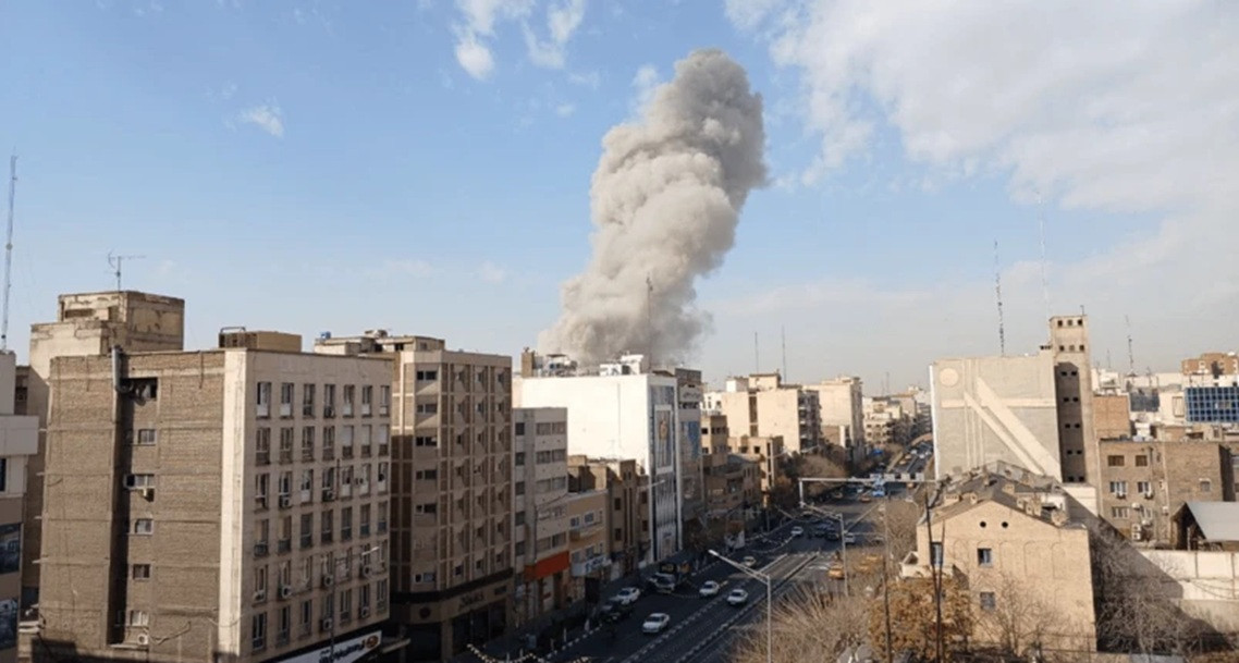 इजरायल र अमेरिकाले  सैन्य हमला गरेपछि इरानमा भागाभाग