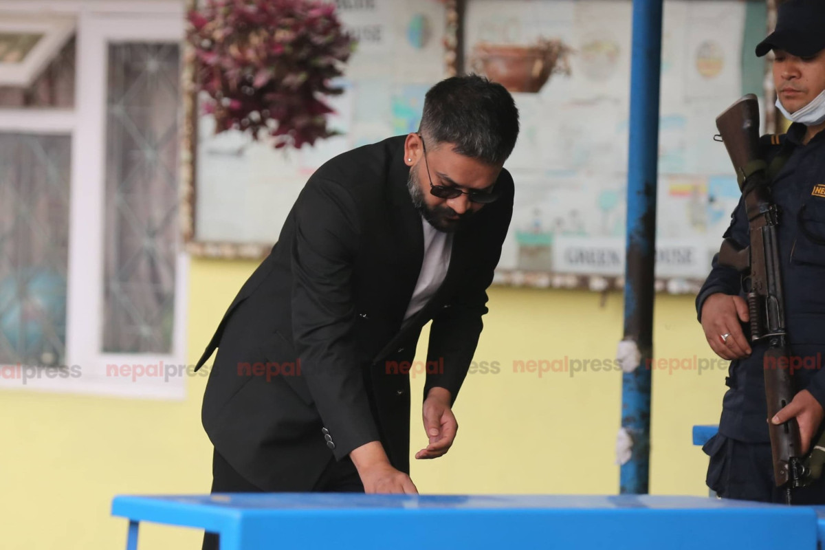 रास्वपाका वरिष्ठ नेता बालेनले गरे मतदान