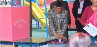 एमाले अध्यक्ष ओलीले बालकोटबाट गरे मतदान