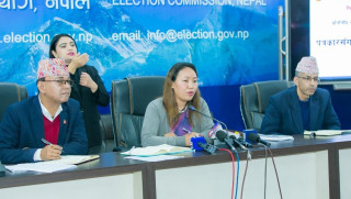 देशभरको मतदानबारे अद्यावधिक जानकारी दिन पत्रकार सम्मेलन गर्दै निर्वाचन आयोग