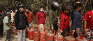 काठमाडौंमा ग्यास अभाव, डिपोमा सर्वसाधारणको लाइन