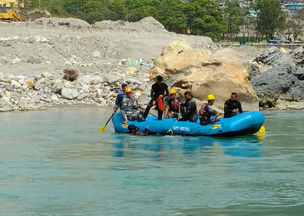 बेपत्ता बालकलाई खोज्दै महाकाली नदीमा गोताखोर