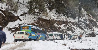 हिउँमा फसेका १० वटा मोटरसाइकल, ७ बससहित २२० यात्रुको उद्धार