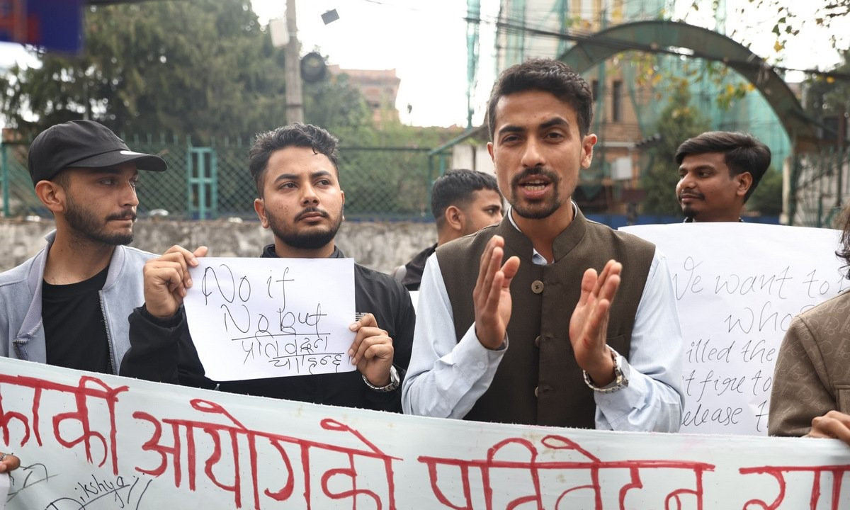 कार्की आयोगको प्रतिवेदन सार्वजनिक गर्न माग गर्दै त्रिचन्द्रका विद्यार्थी आन्दोलित